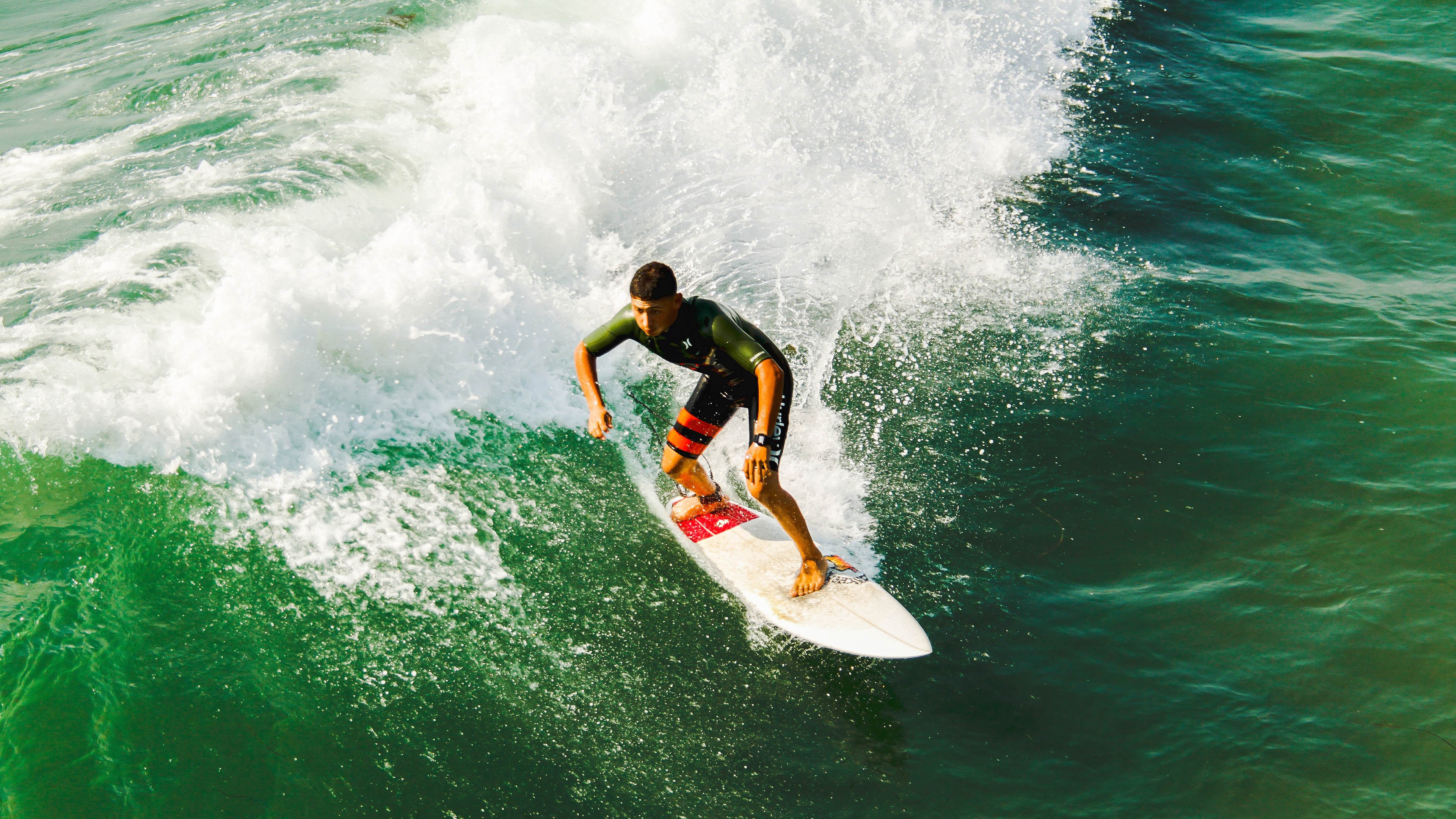 开云足球体育-红牌疑云，蓝黑折戟；匪帅斗法，床单逆袭，红牌定乾坤，床单逆袭蓝黑